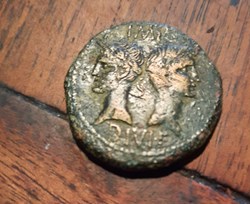 Nimes Dupondius 1°serie A/Tetes adossees Agrippa barbu R/Crocodile COL NEM D29.5 P17.47 RIC 155