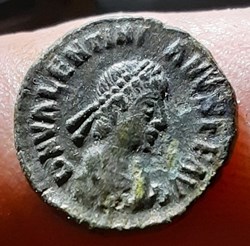 Valentinien 2 A/ Buste diadee a d R/ Victoire a g +384+387 D12.6 P1.27g RIC 39a NBD77348 C 46