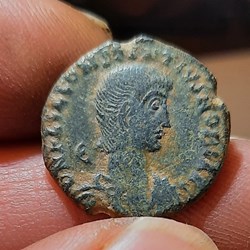 Constance Galle A/ Tete nue a d R /Soldats et cavalier D19.8 P4.20g RIC 101? NBD 61361?