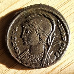 Cnstantinople A/Tete casquee de Constantinople a d R /Victoire a g D18 P 2.51g RIC352 C21