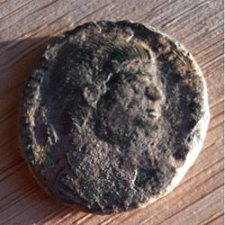 Magnence A / Tete nue a d R / Victoires face a face D 21.7 P4.66g RIC 167