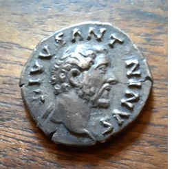 Antonin le Pieux A/Tete nue a d R/Bucher funeraire D17.3 P2.71g RCV 5193 C 164 RIC 436