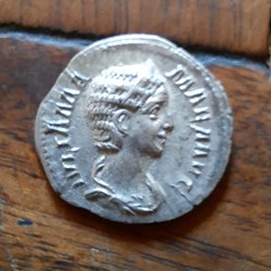 Julia Mamee A/Buste diademe a d R/Vesta debout a g D 19.3 P3.07g RCV8217 C 81 RIC 360