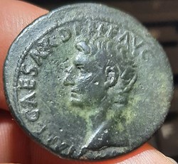 Auguste A /Tete nue a g R/ Legende autour de SC +11+10 D28.5 P11.08g C226 RIC471 RCV1689