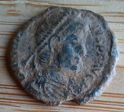 Valentinien 1° A/ Buste diademe a d R / Valentinien et captif D17.6 P1.84g