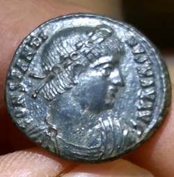 Constantin 1° A/Buste diademe a d R/ Soldats face a face +332+335 D17.2 P2.95g RIC94(R4) NBD96802