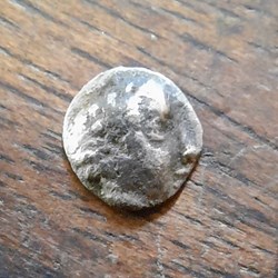 Marseille ou Grec ? A/Tete masculine a d ,front degarni R/ ? D6.4 P 0.25g REF INCONNUE