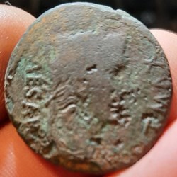 Auguste A / Tete lauree a d R / Autel de Lyon -7-4 D24.5 P 11.40g C240 RIC 230 RCV 1690