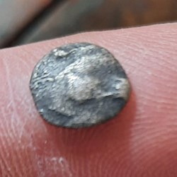 Imitation Obole des Salyens A/Tete indigene a d R/ Roue a 4 rayons -75-25 D9 P0.44g Feugere OBP 1-2