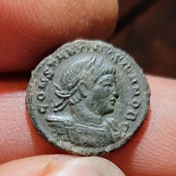 Constantin 2 A/Buste lure a d R/Soldats ,enseigne +330+331 D16.4 P2.43g C114 RIC527