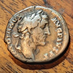Antonin le Pieux A/Tete luree a d R/ Mins jointes D17.8 P 2.69g RIC136 RCV4078 C344