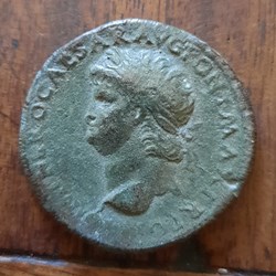 Neron A/Tete lauree a g R/Rome assise a g D32.5 P 23.53 RCV1961 C268 RIC517