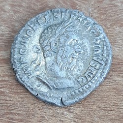 Macrin A/Buste laure a d R/ La Sante assise a g +217 D20 P3.03 RCV7363 RIC85 C67