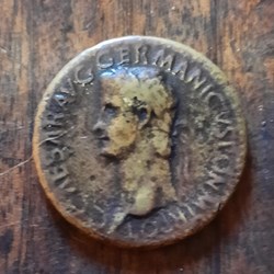 Caligula A/Tete lauree a g R/Caligula sur une estrade , 5 soldats D 34.3 P23.04 RIC 32 C1