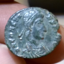 Constans A/Tete diademee a d R/Empereur et victoire +348+350D18 P2.41g RIC 238 sans certitude atelie