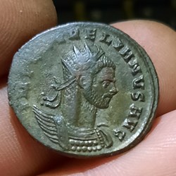Aurelien A/ Buste radie a d R/Soleil nu debout a g +270+275 ROME? C143 RARETE ?