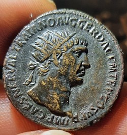 Trajan A /Buste radie a d R /Trophee D28 P 13.68g C573 RIC586 RCV 3224