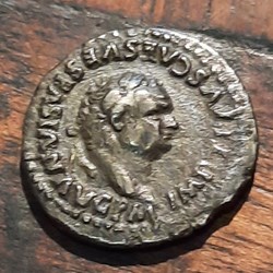 Titus A/Tete lauree a d R/Foudre pose sur un trone +80 D 18.3 P3.12 g RCV2513 C 316 RIC 23a