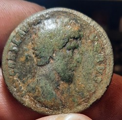 Lucius Verus A/Tete lauree a d R /Providece debout a g D30 P20.08g C150 RIC 1305 RCV5373