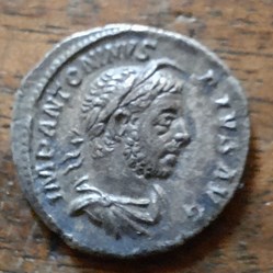 Elagabal A/Buste laure a d R/Empereur tourne a g D18.9 P 2.38g RCV 7536 C 221 RIC 46