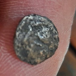 Marseille imitation hemiobole A /Tete confuse a g R / Roue a 4 rayons D9.6 P0.36g inclassable