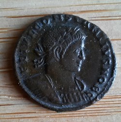 Constance 2 A/Buste diademe a d R/ Soldats face a face D17.4 P 2.34g RIC 255 N° BD 64331