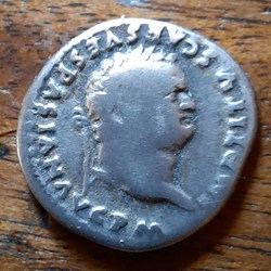 Titus A/Tete lauree a d R/Capricorne a g sur globe D17 P 3.05 RCV 2510