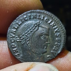 Licinius 1° A/Tete lauree a d R/ Jupiter nu debout a g D21.6 P3.49g RIC73 C108 RCV15240