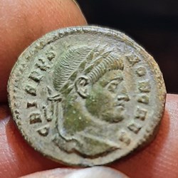 Crispus A/Tete lauree a d R/ Leende dans couronne D19 P3.g RIC 240