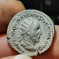 Trajan Dece A/Tete radiee a d R / Genie debout a g D21.1 P 3.92g C49 RCV9374 RIC 16c