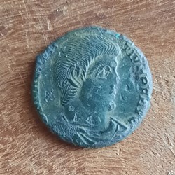 Magnence A/Buste nu a d R / Victoires de face +351+352 D 20.9 P .3.35g RIC 11 C 69