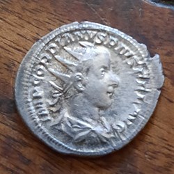 Gordien 3 A/Buste radie a d R/Apollon assis a g+241 D22.9 P4.42 RCV 8645 C250 RIC88