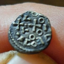 Sceat a la tete casquee A/Tete a d R/2 Croix ,4 annelets +710+760 D10.6 P0.66g Sceattas F120 p71