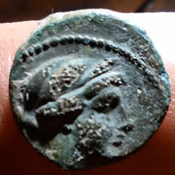 Antiochos 1°Soter ? A/ Tete a d R/Apollon assis sur l omphalos -268-261 D14.5 P3.41g GC6878 BMC27