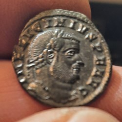 Licinus 1° A / Tete lauree a d R / Sol debout a g +314+315 D19.3 P2.63g RIC 17 (R3) NBD 68424