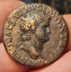 Neron A /Tete lauree a d R/Securite assise a d D28.5 P 12.81g C325 RIC597 RCV1968