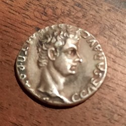 Caligula +37 A/Tete nue Caligula a d R/Tete radiee d Auguste entre 2 etoiles D16.8 P3.63g RCV 1808