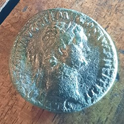 Domitien A/Tete lauree a d R/La Monnaie debout a g D 28.6 P 8.65g RCV 2807 C 332 RIC 395b