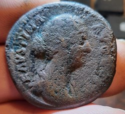 Faustine 1 A/Tete a d R/Trone avec 2 enfants D 33 P?23.09g C193 RCV5282 RIC 1665