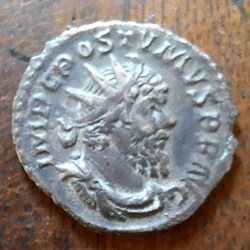 Postume A/Buste radie a d R/ Postume debout de face D19.5 P2.51 RCV 10983 C 331 RIC 325