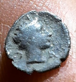 Carie halicarnasse A/ Tete ad R/Tete belier a d -395-377 D8.2P0.29g REF ?