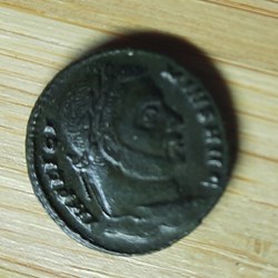 Licinius 1 A/ Tete lauree a d R/ Couronne D 18.3 P 3.03g RIC 86