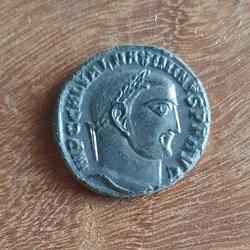 Maximin 2 Daia A/Tete lauree a d R/Sol debout a g D21.3 P 4.78g RIC 73bC 161