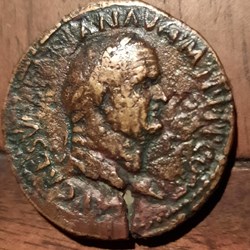 Vespasien A/Tete lauree a d R/ La Judee implorant assise +71 D32.8 P 22.88 RCV2325 RIC161