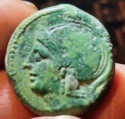 Republique Romaine A/ Tete de Rome a g R/ Proue de navire,marteau -217-215 D22.8 P 11 RCV215 RRC38/6
