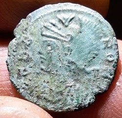 Rome A/ Buste casquee et cuirasse a g R /Louve a g D17.3 P2.16g C18 RIC561