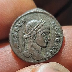 Crispus A/Buste laure a d R/Legende dans couronne +320+321 d13.8 p 2.68g C41 RIC 230