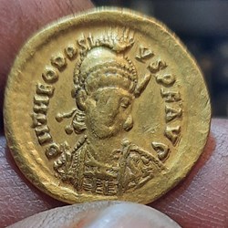 Theodose 2 A /Buste iademee de face R/ Constantinople assise a g +441+450 D20.9 P4.42 RIC 293 LRC420