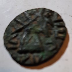 Monnaie inconnue semble Merovingienne tete radiee a d ) ? D 16.7 P2.57g cuivre ou bronze
