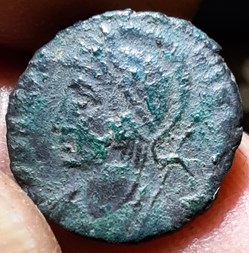 Constantinople A /ete casquee , lauree a g R/ Legende dans couronne +347+348 D14.3 P1.62g RIC57